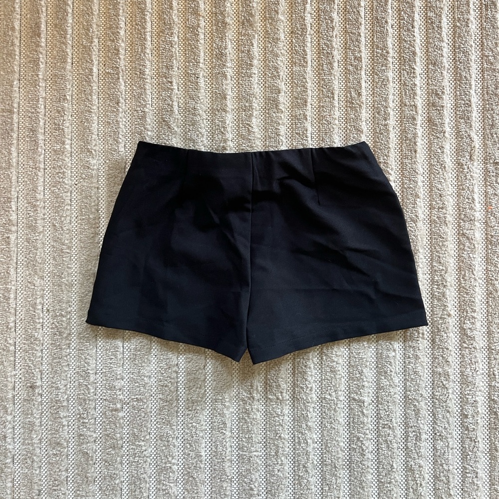 *****SOLD DO NOT BUY*****NWT White Fox Black Mini Skort - Picture 3 of 3